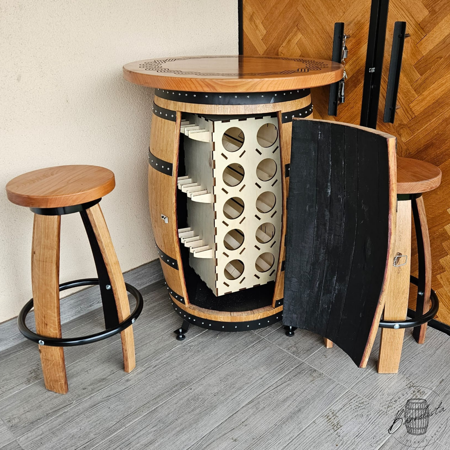 Barski stol od bačve sa stolicama i sistemom za pohranu unutar stola u natur boji