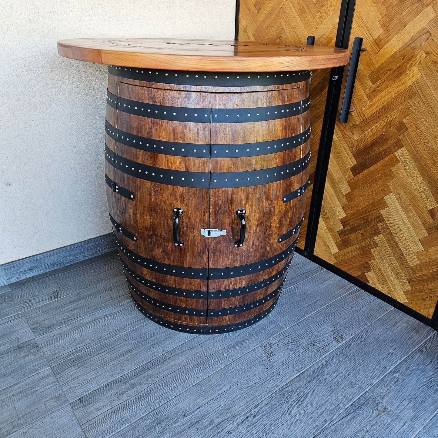 Veliki smeđi barski stol od bačve