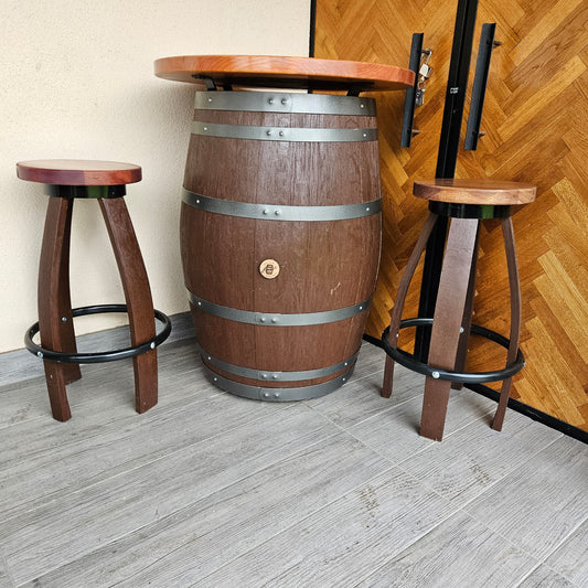 Smeđi stol od bačve sa dvije stolice