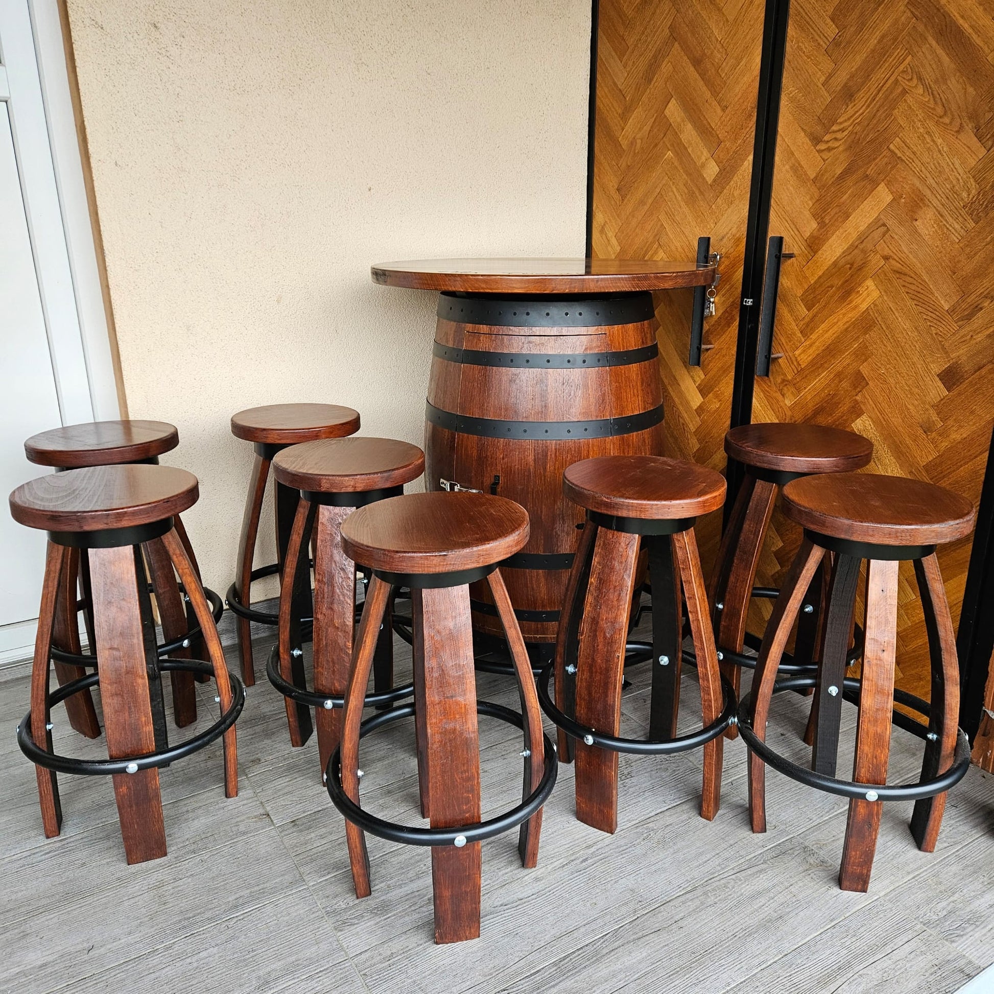 Smeđe barske stolice od bačve