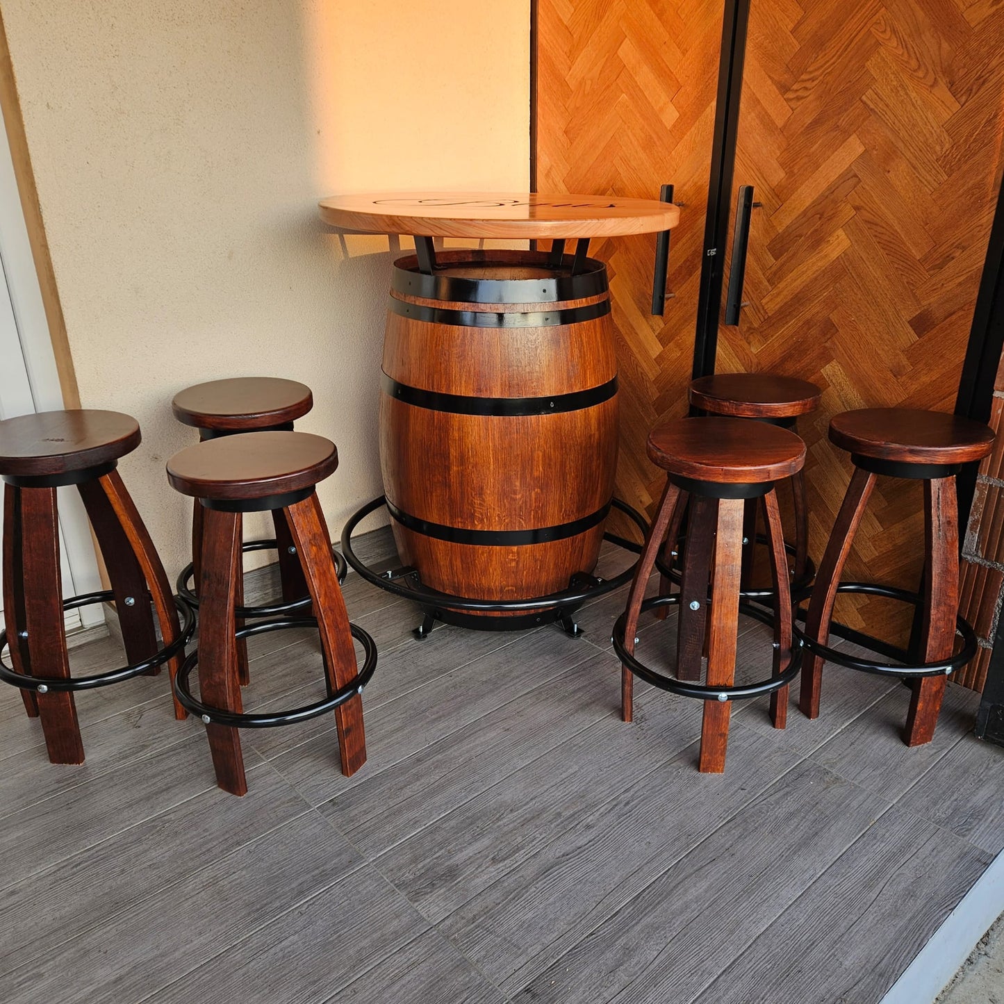 Smeđi barski stol od bačve sa 6 stolica