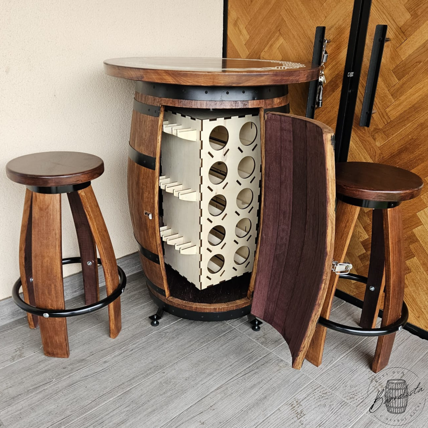 Barski stol od bačve sa stolicama i sistemom za pohranu unutar stola u tamno smeđoj boji