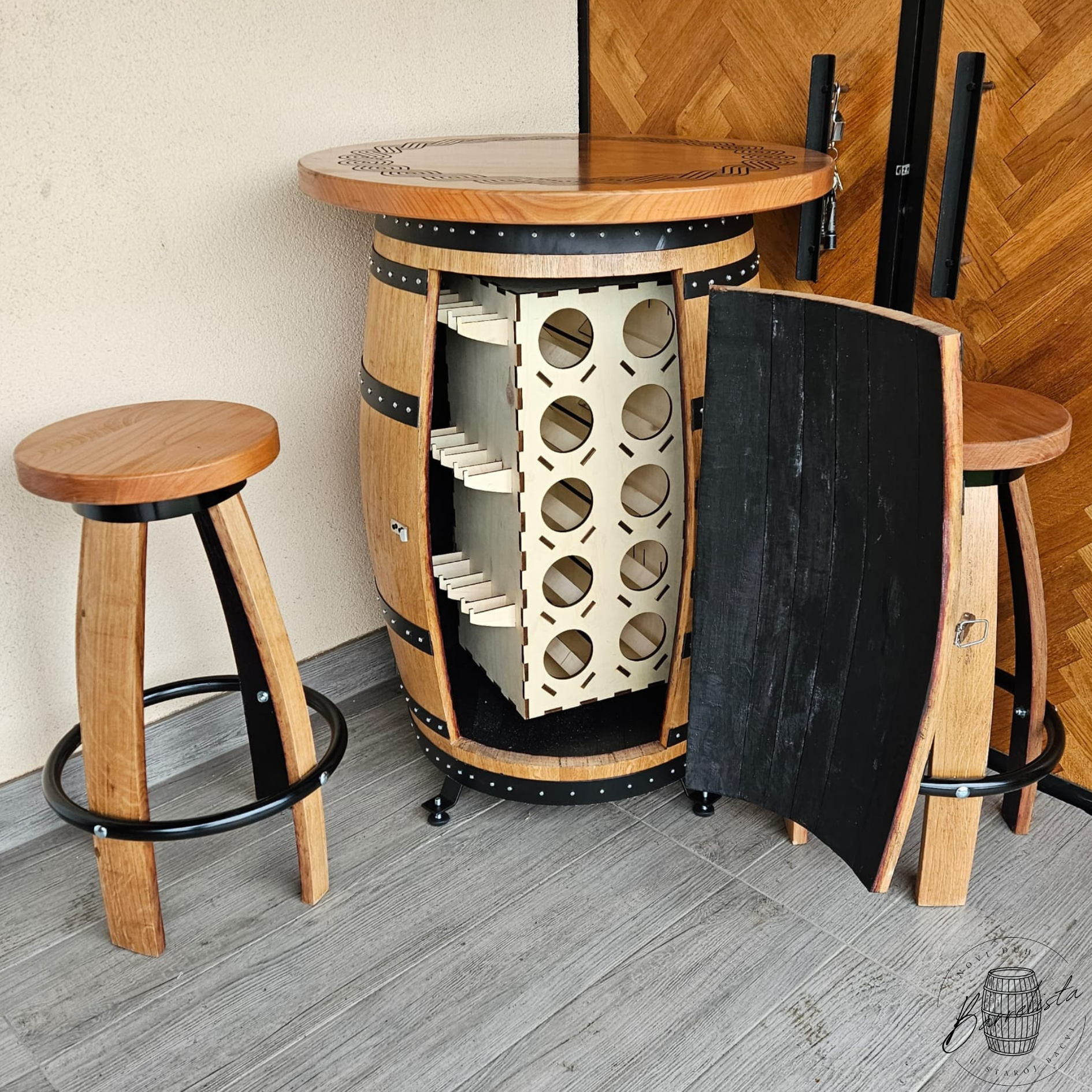 Barski stol od bačve sa stolicama i sistemom za pohranu unutar stola u natur boji