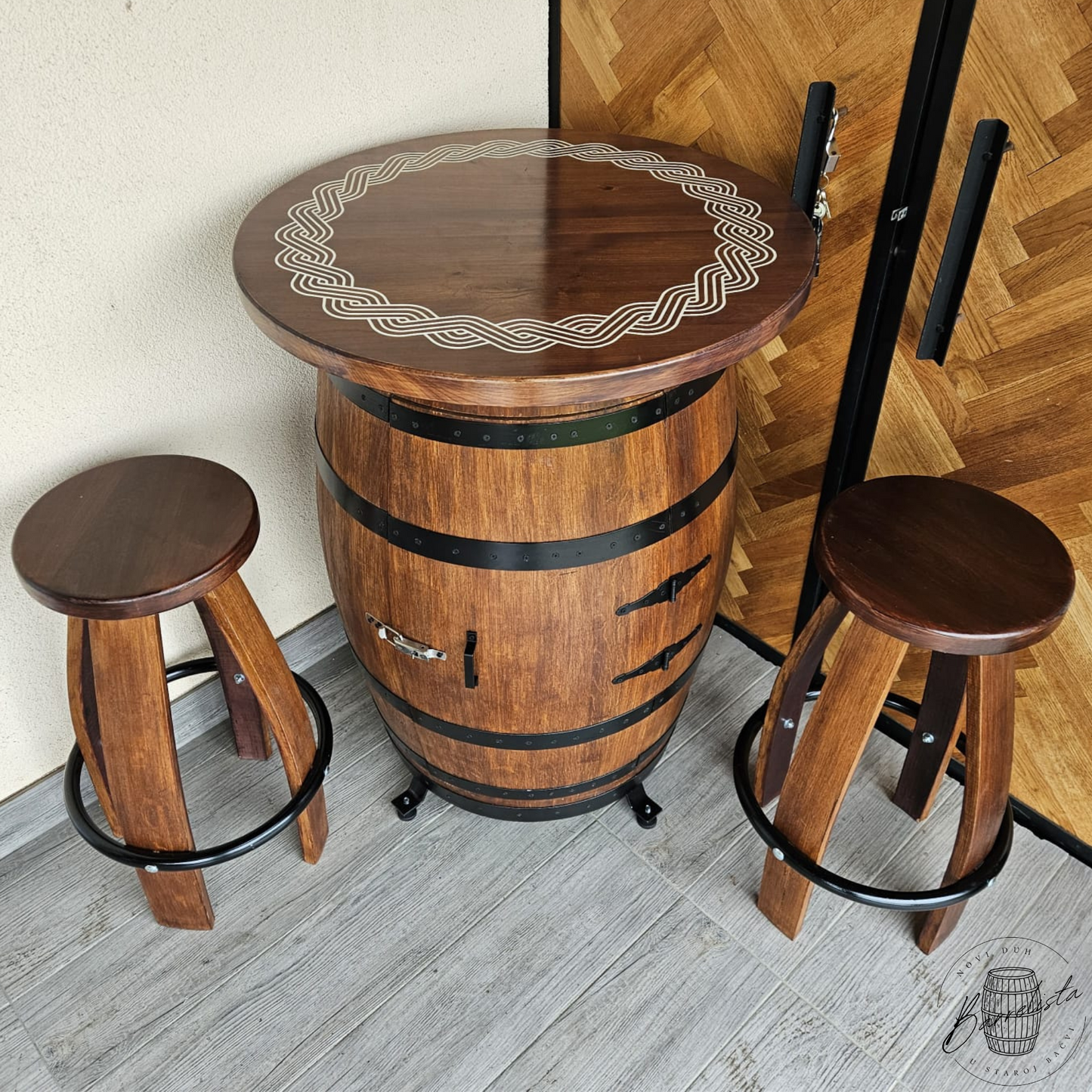 Barski stol od bačve sa stolicama u tamno smeđoj boji