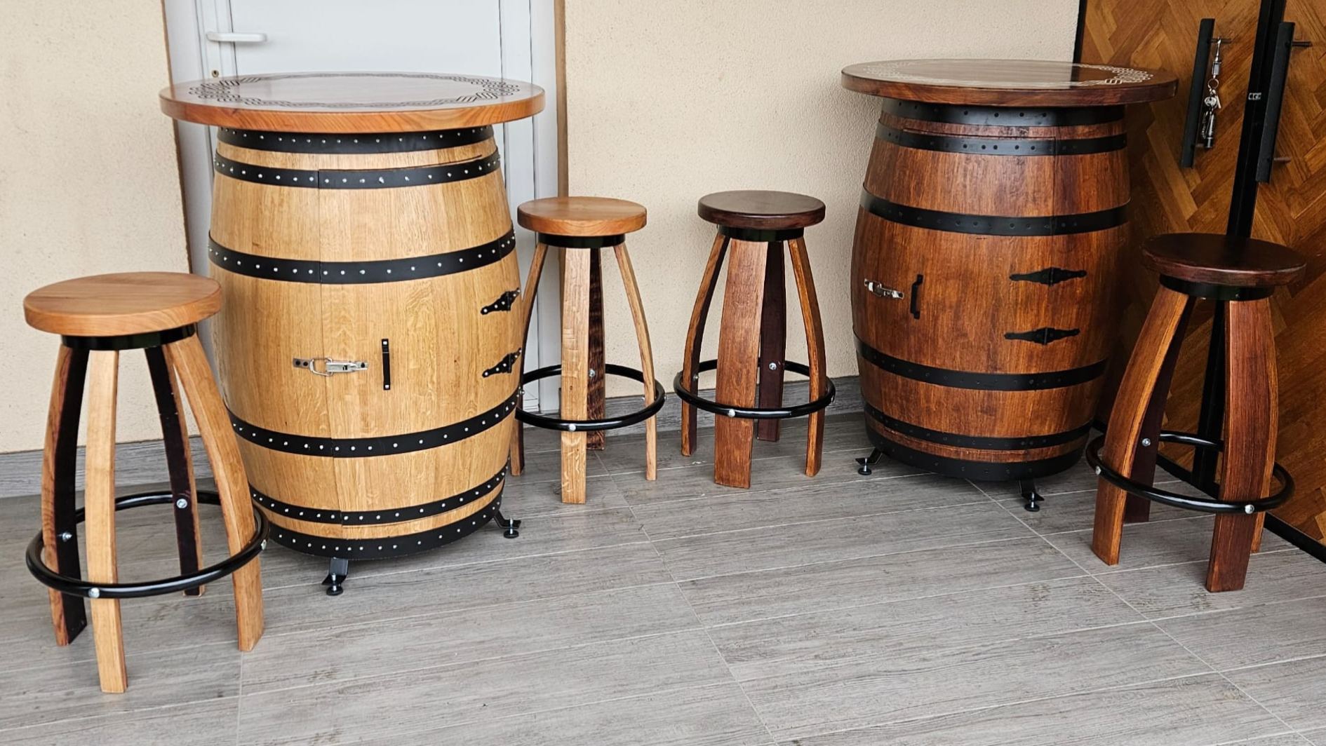 Barski stolovi od bačve sa stolicama u dvije boje - natur i tamno smeđa