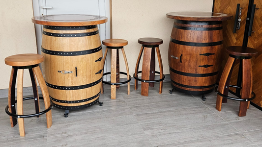 Barski stolovi od bačve sa stolicama u dvije boje - natur i tamno smeđa