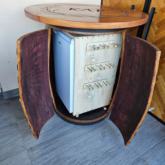 Veliki smeđi barski stol od bačve s ugrađenim hladnjakom u sistemu za okretanje