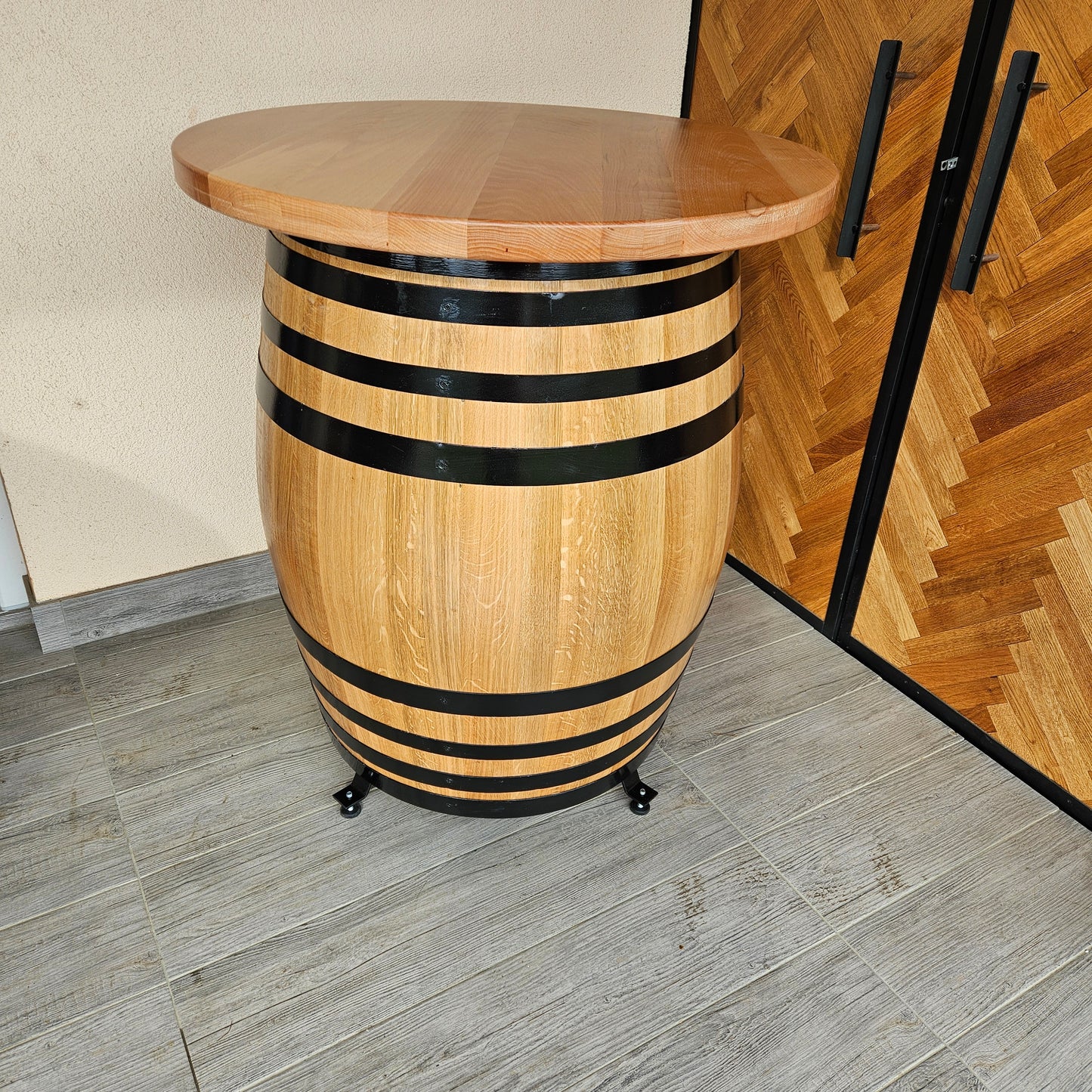 Obična verzija barskog stola od bačve u natur boji