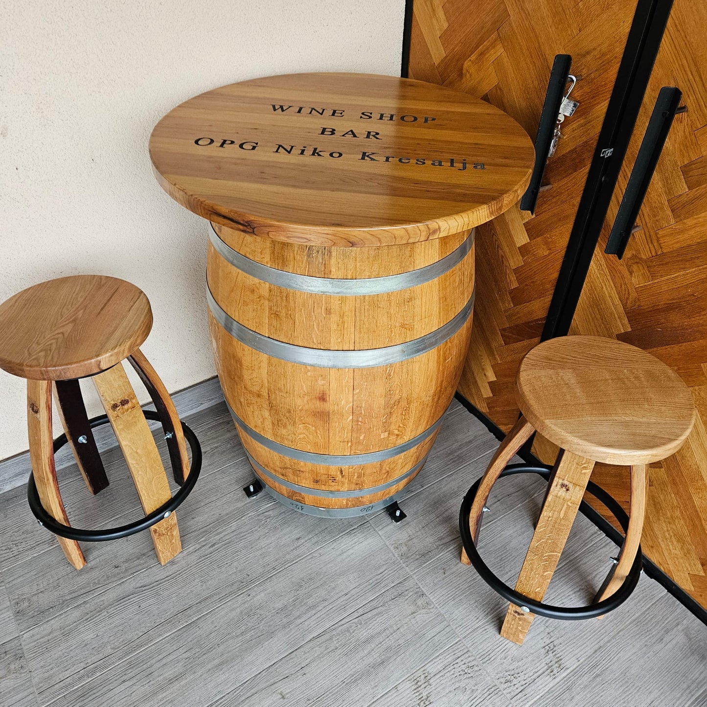 Rustikalni barski stol od bačve s dvije stolice