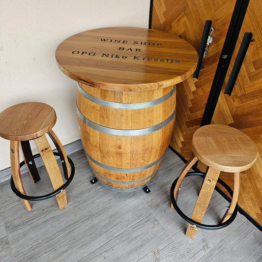 Rustikalni barski stol od bačve s dvije stolice