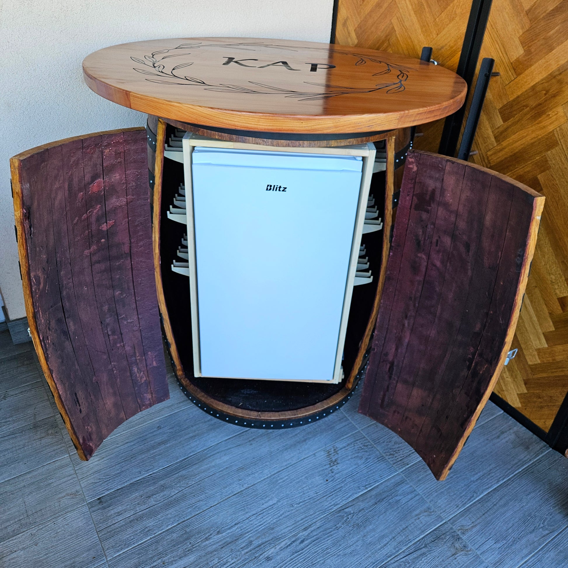 Veliki smeđi barski stol od bačve s ugrađenim hladnjakom u sistemu za okretanje