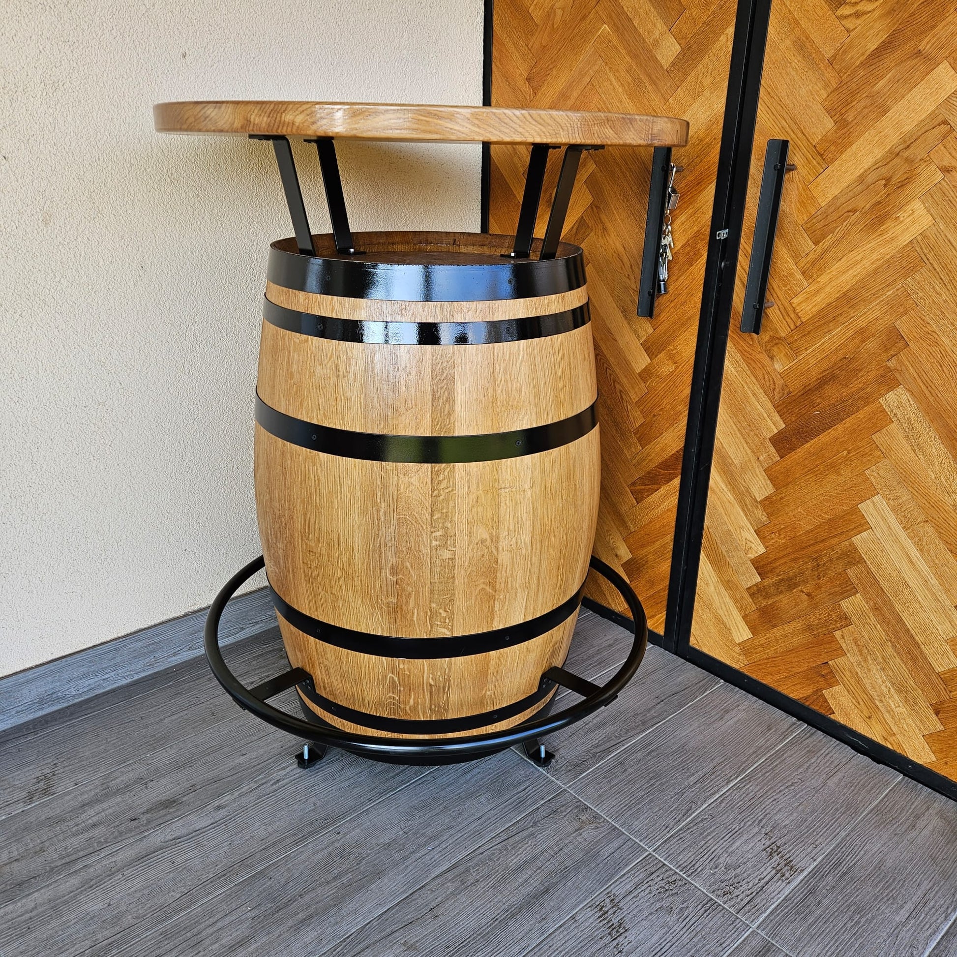 Stol od bačve u natur boji s povišenom pločom stola