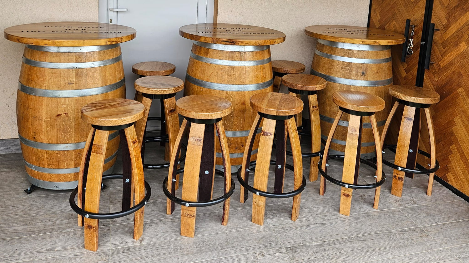 3 seta stolova od bačve sa barskim stolicana