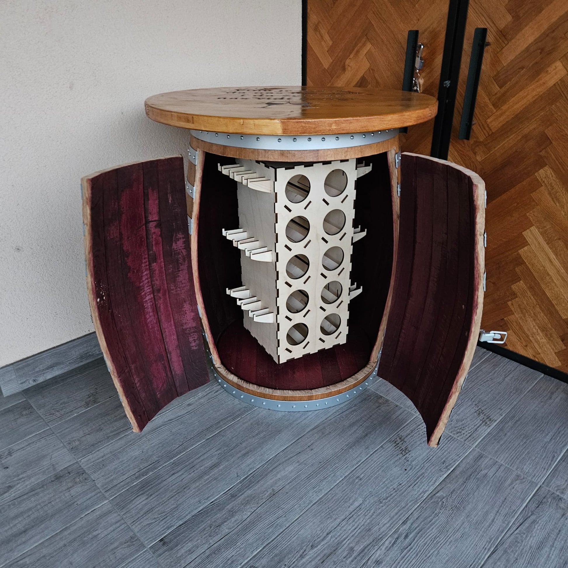 Veliki barski stol od bačve u natur boji sa sistemom za pohranu