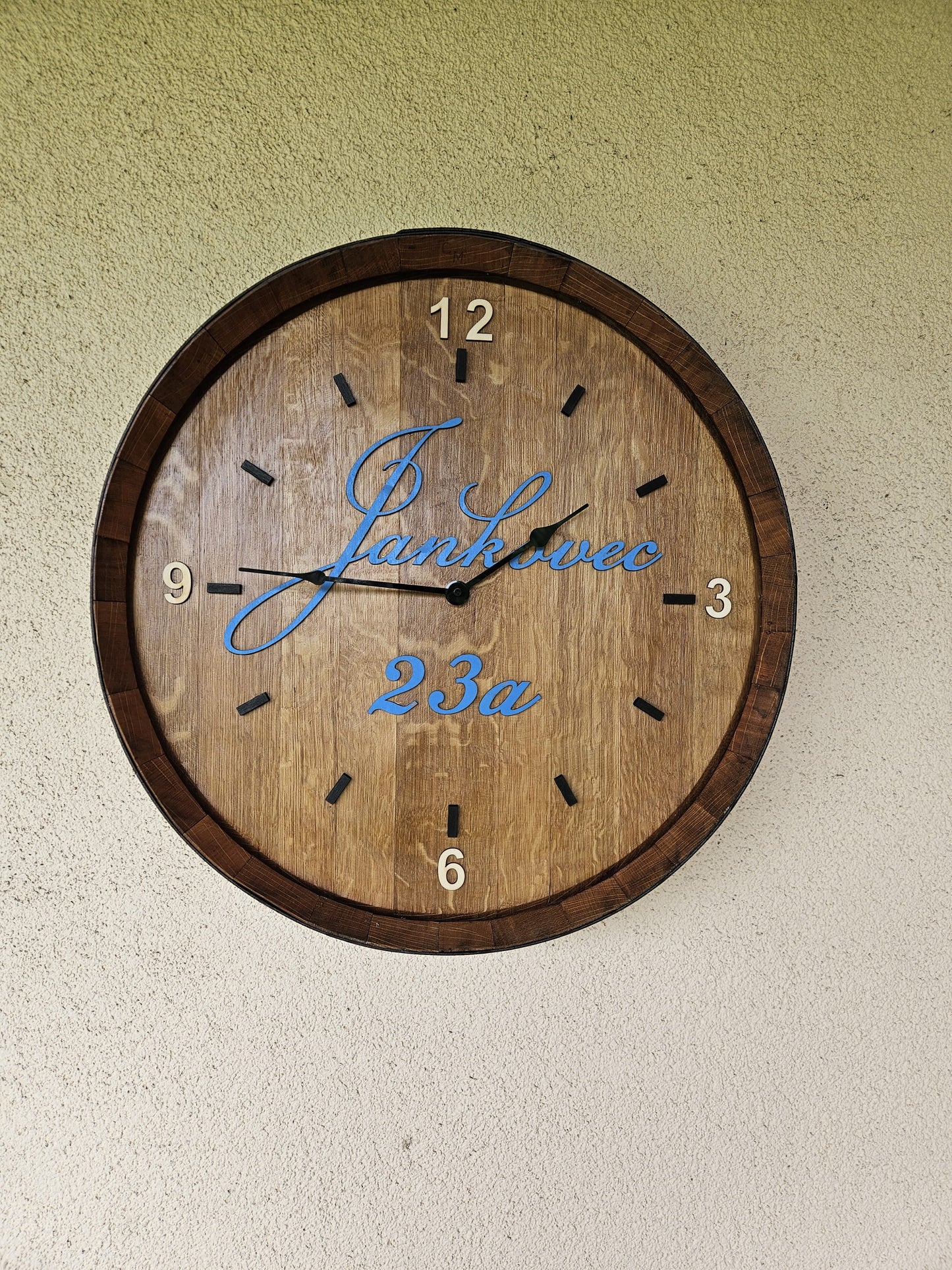 Unikatni zidni sat izrađen od kraja vinske bačve s laserski rezanim detaljima u boji.