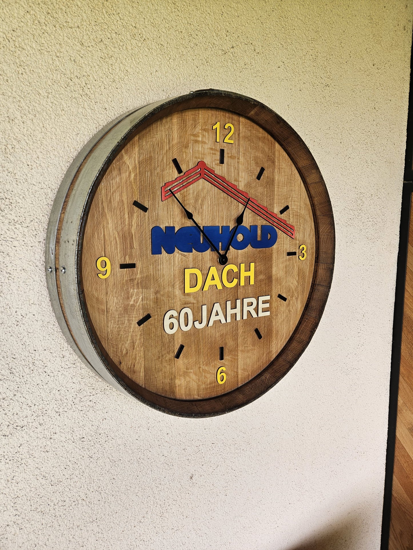 Unikatni zidni sat izrađen od kraja vinske bačve s laserski rezanim logotipom i brojevima u boji.