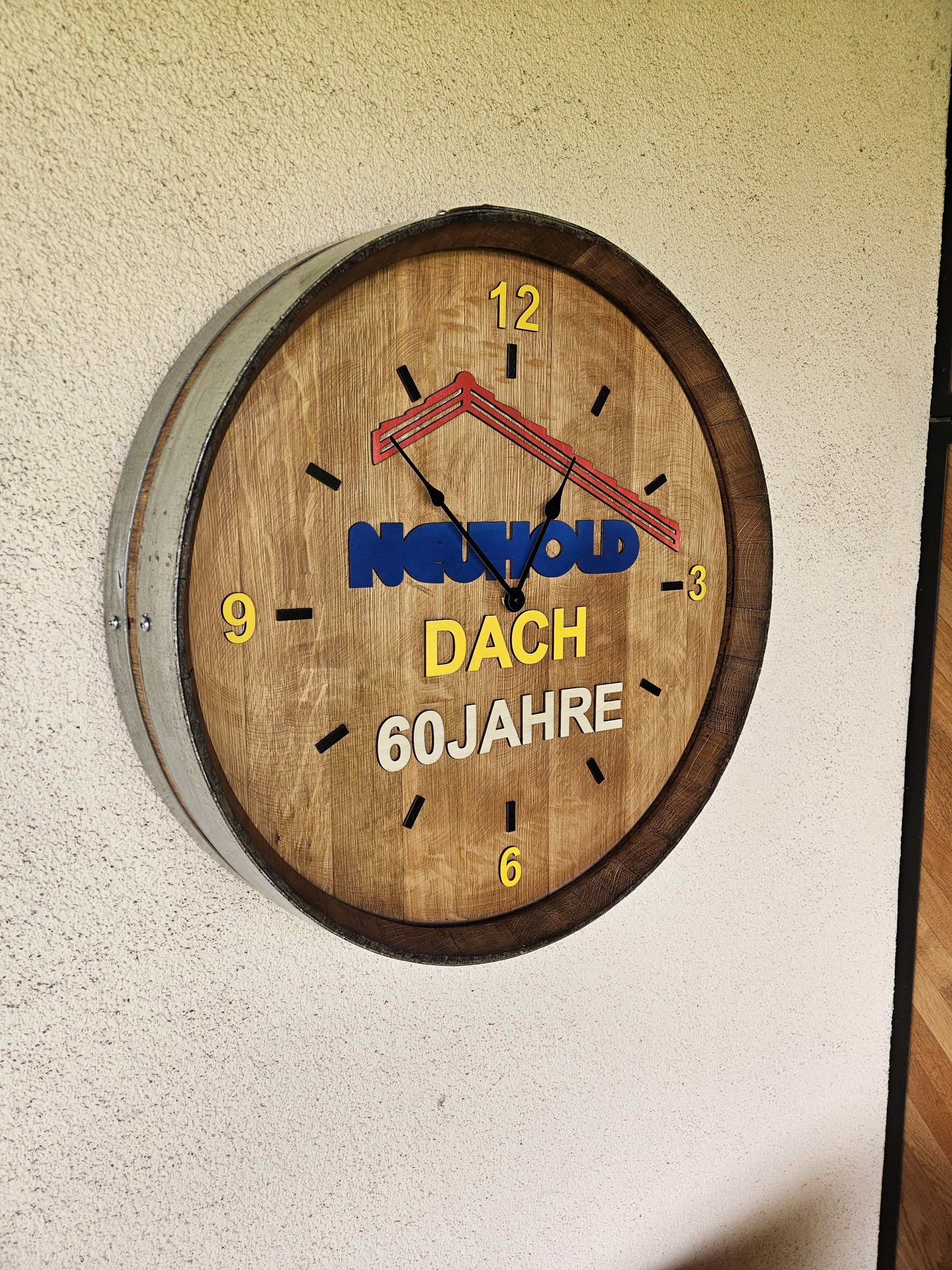 Unikatni zidni sat izrađen od kraja vinske bačve s laserski rezanim logotipom i brojevima u boji.