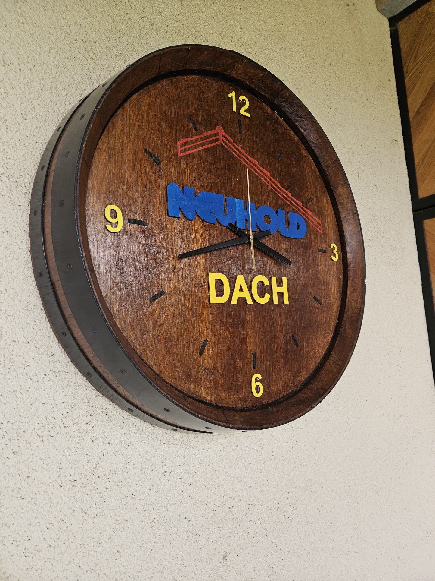 Unikatni zidni sat izrađen od kraja vinske bačve s laserski rezanim detaljima u boji.